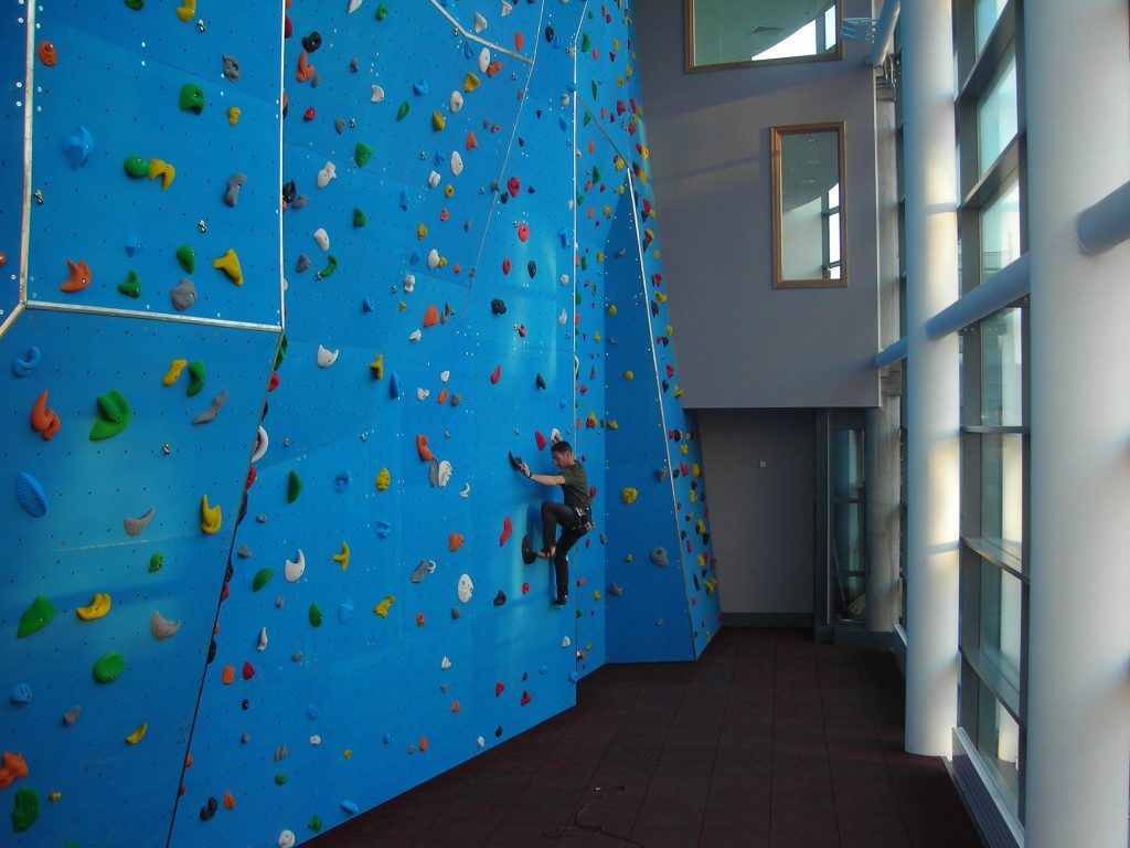 Sports climbing wall